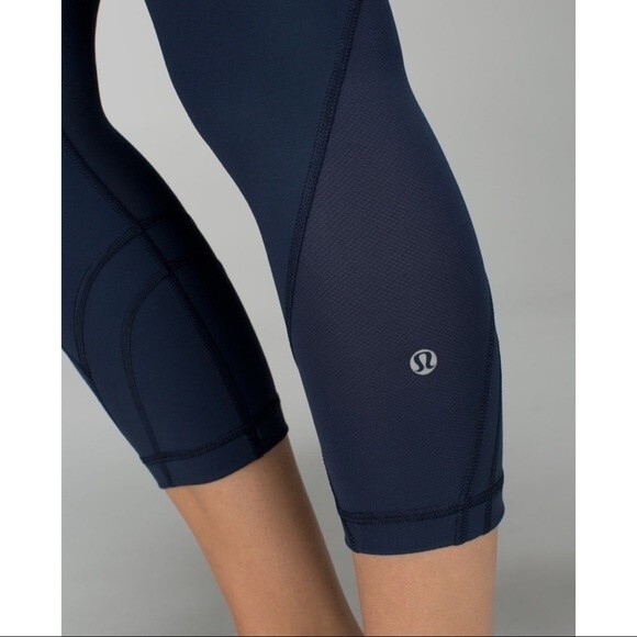 Lululemon Navy Run Inspire Crop II Size 6 - Picture 16 of 16